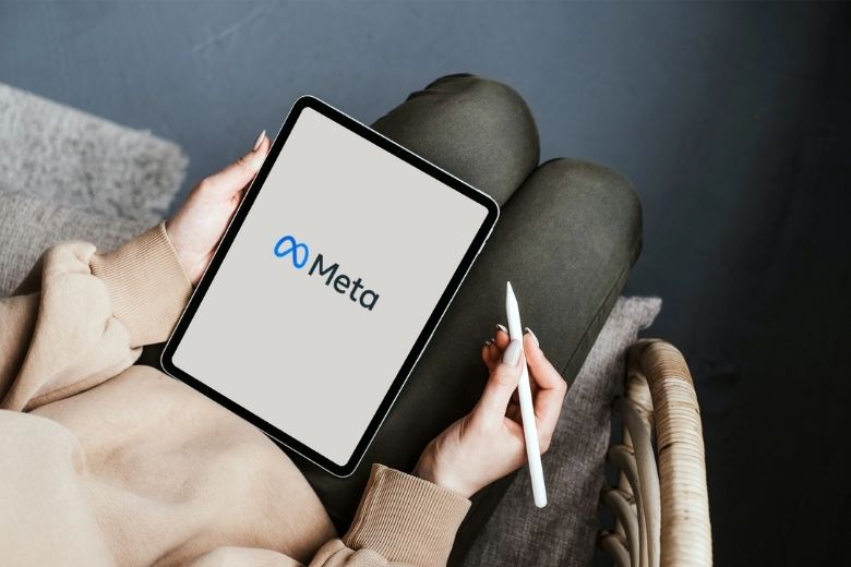 kobieta z tabletem ustawiając kampanie w meta ads