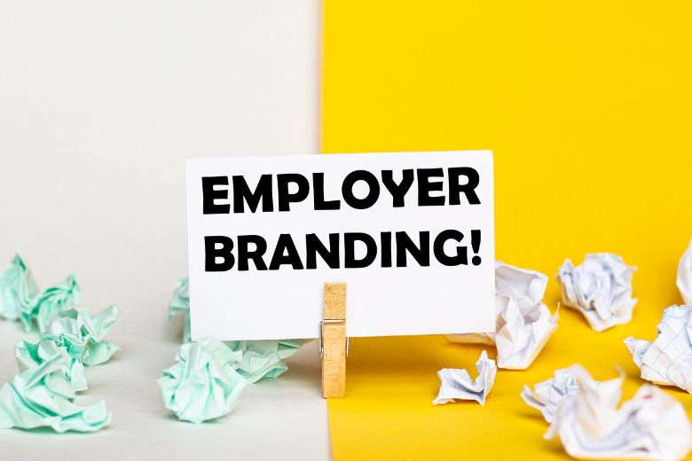 kartka z napisem employer branding
