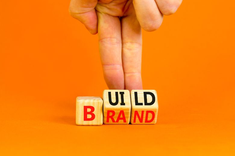 klocki z napisem build brand