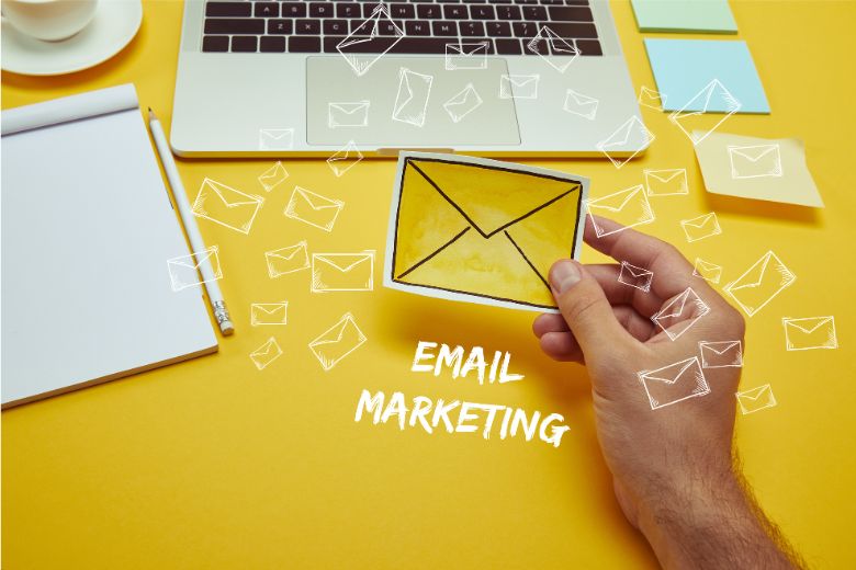 laptop z kopetą i email marketingiem