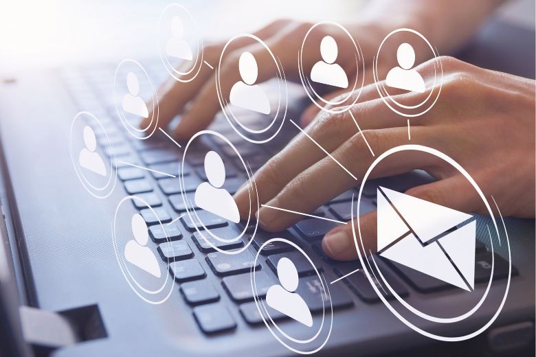 laptop z siecią odbiorców email marketingu