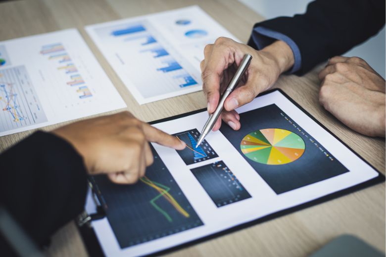 pracownicy analizujący przebieg strategii marketingowej firmy