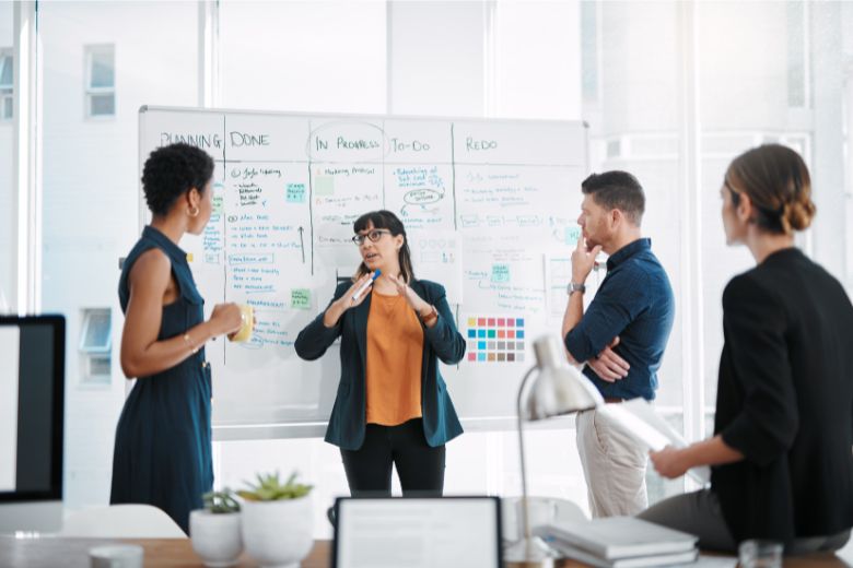 pracownicy ustalający strategię marketingową firmy