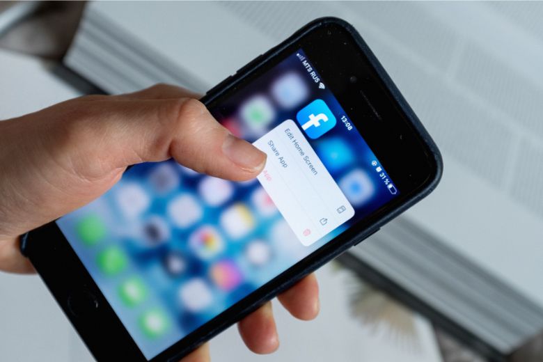 Facebook na telefonie wykorzystywany do marketingu