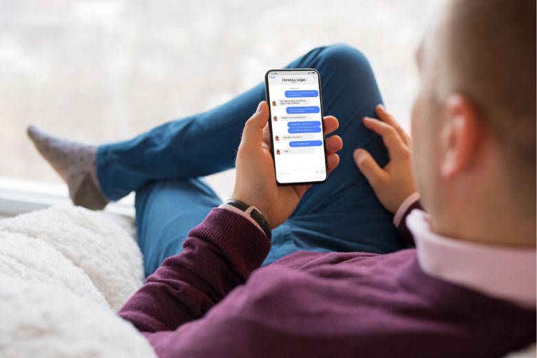 mężczyzna wykorzystujący facebook w celach biznesowych
