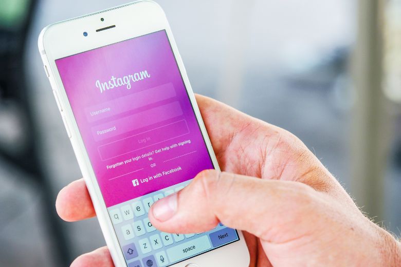 telefon z włączonym instagramem do celów marketingowych