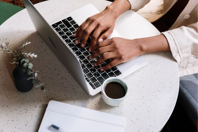 tworzenie na laptopie postów organicznych