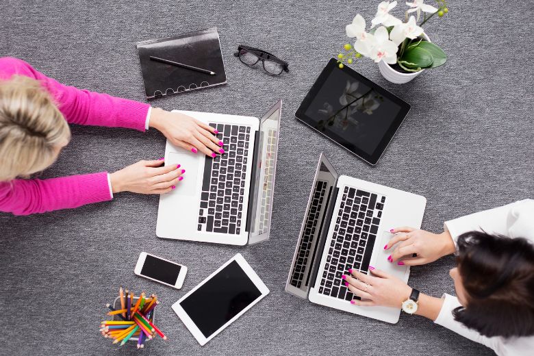 dwie marketerki pracujące w różnych modelach współpracy