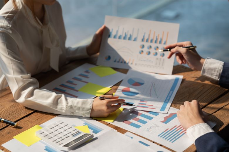marketerka analizująca wyniki współpracy z agencją marketingową