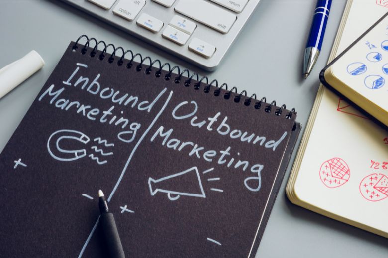 tablica z napisem inbound marketing i outbound marketing