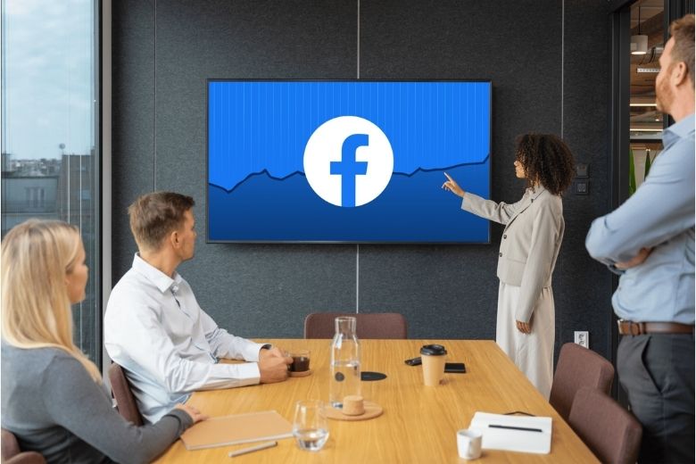 wykres zwiększania zasięgów na facebooku na spotkaniu biznesowym