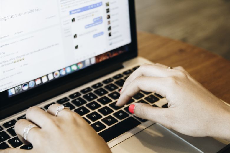 laptop z włączonym messengerem od Facebook